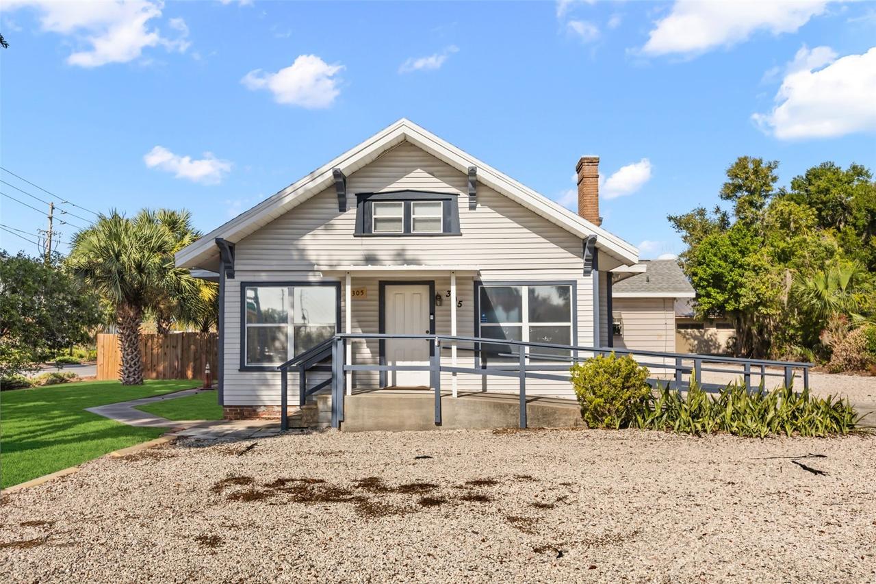 305 N Sinclair Ave., Tavares, FL 32778