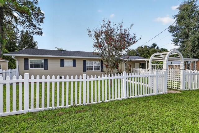 37406 Turner Dr., Umatilla, FL 32784