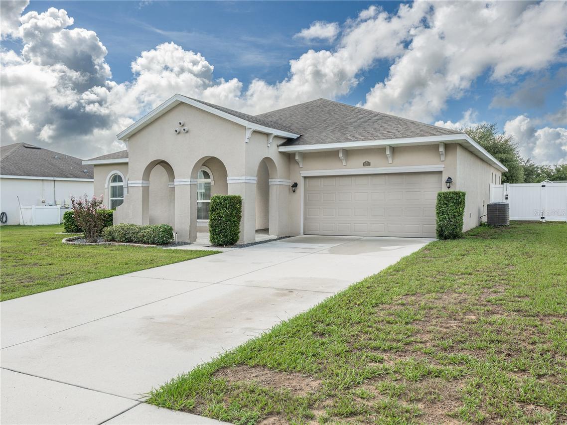 37102 Scenic Bluff Dr., Grand Island, FL 32735
