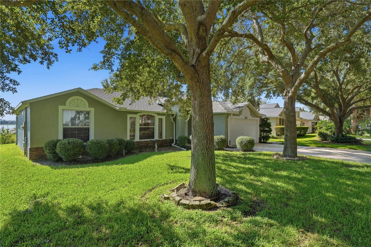 1827 Lake Villa Dr., Tavares, FL 32778