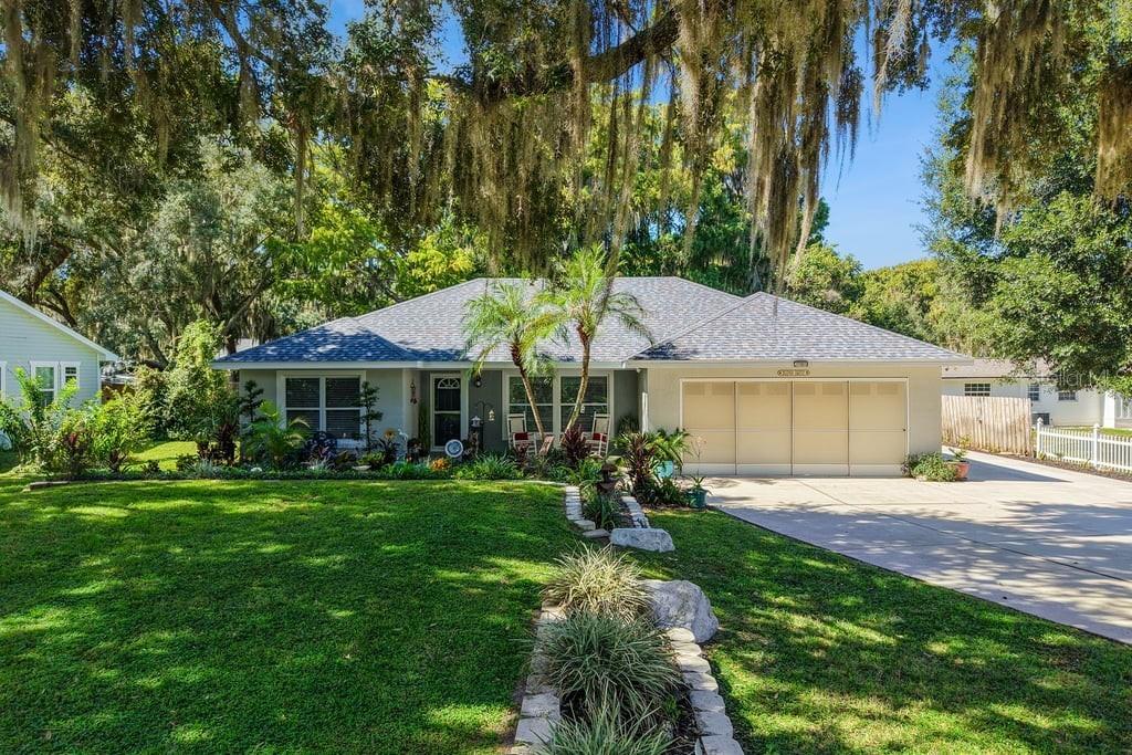 30749 Glenn Dr., Tavares, FL 32778