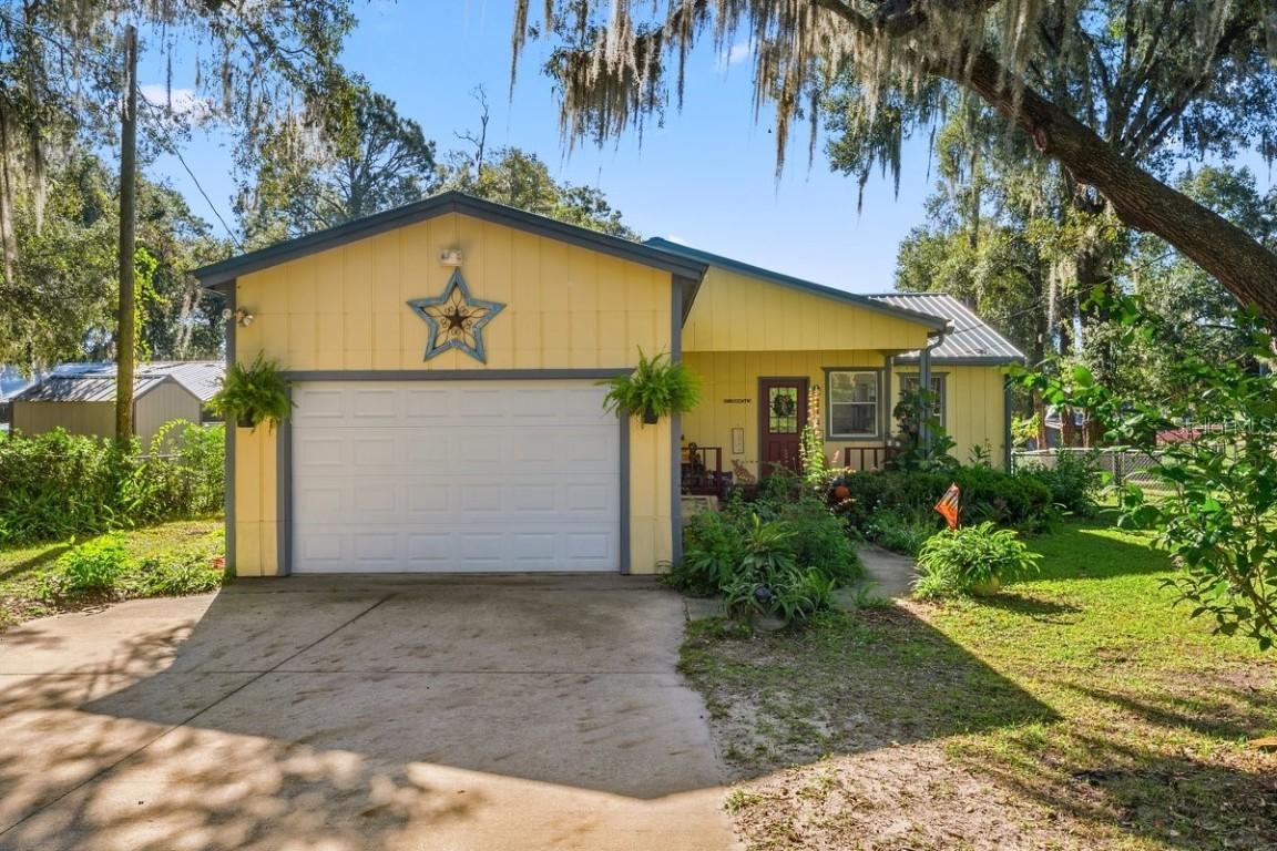 832 Lake Shore Ter., Interlachen, FL 32148
