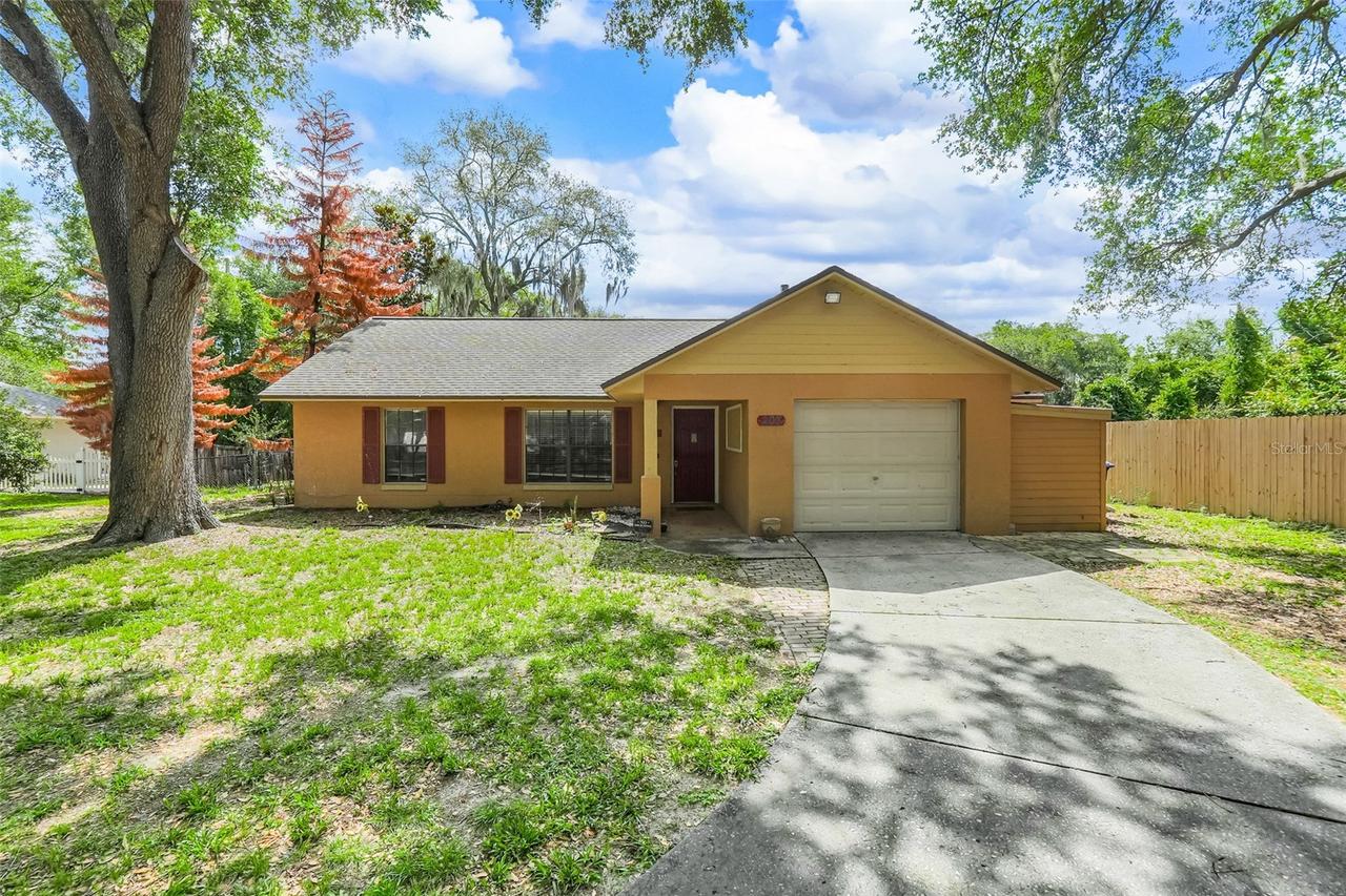 207 Howard Ct., Mascotte, FL 34753