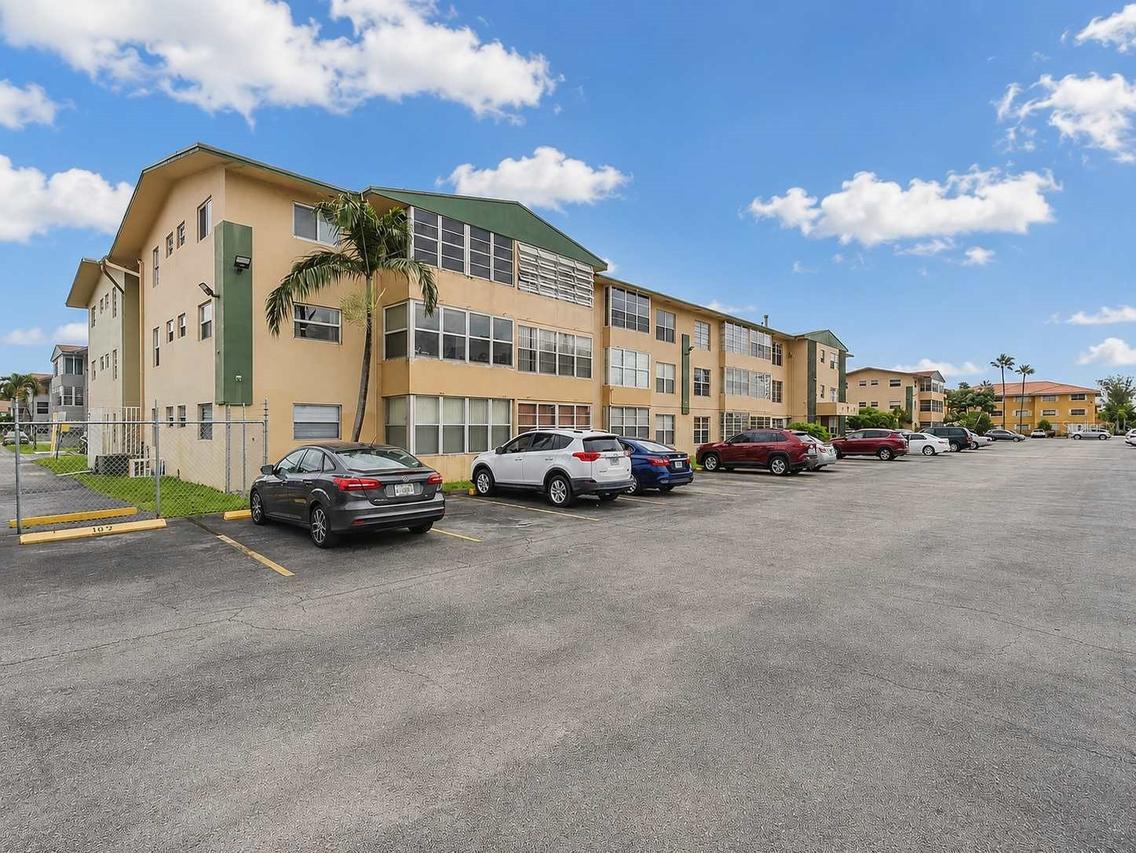 110 Royal Palm Rd. #208, Hialeah Gardens, FL 33016