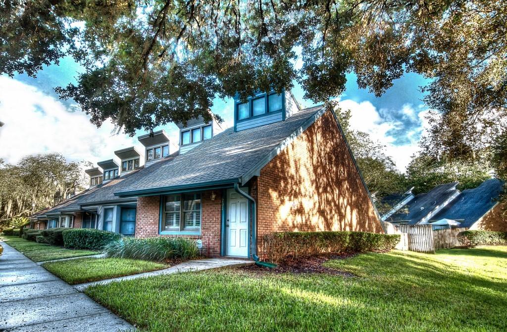 5201 Oak Charter Ct. #20, Temple Terrace, FL 33617