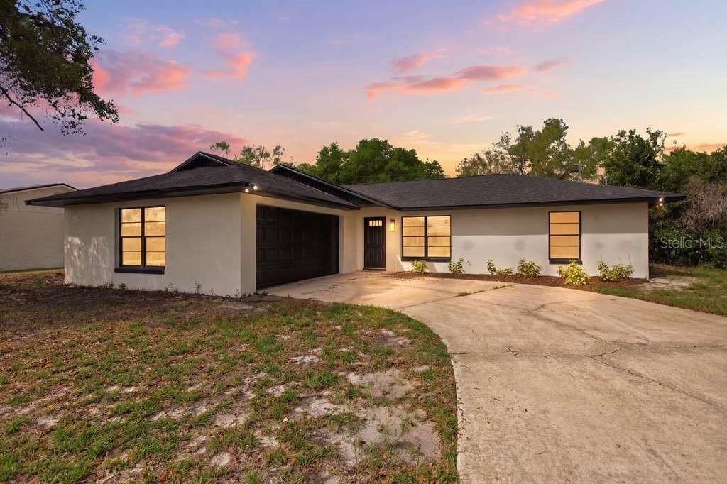 562 Galloway Ave., Deltona, FL 32725