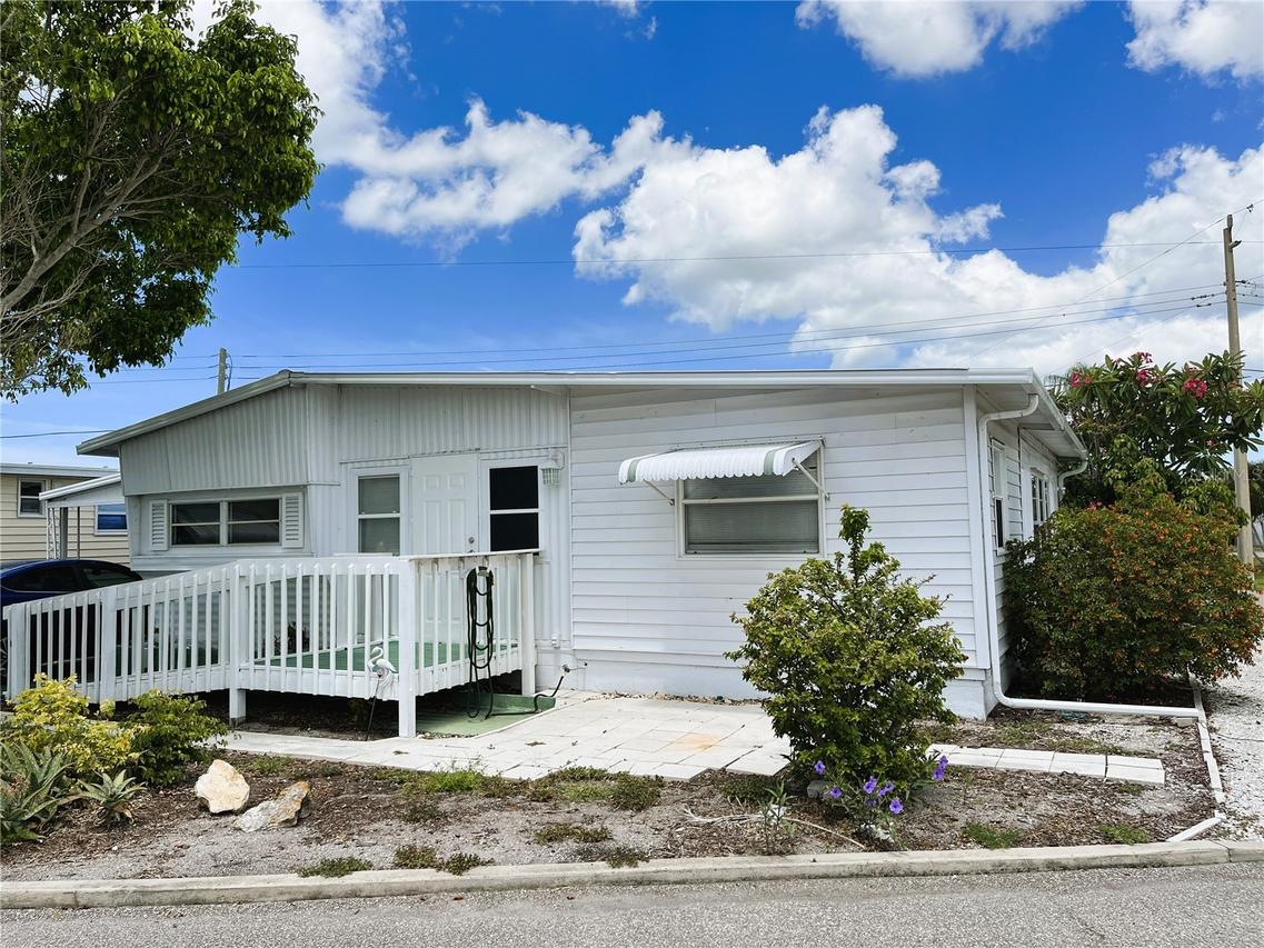 6604 Connecticut St., Bradenton, FL 34207