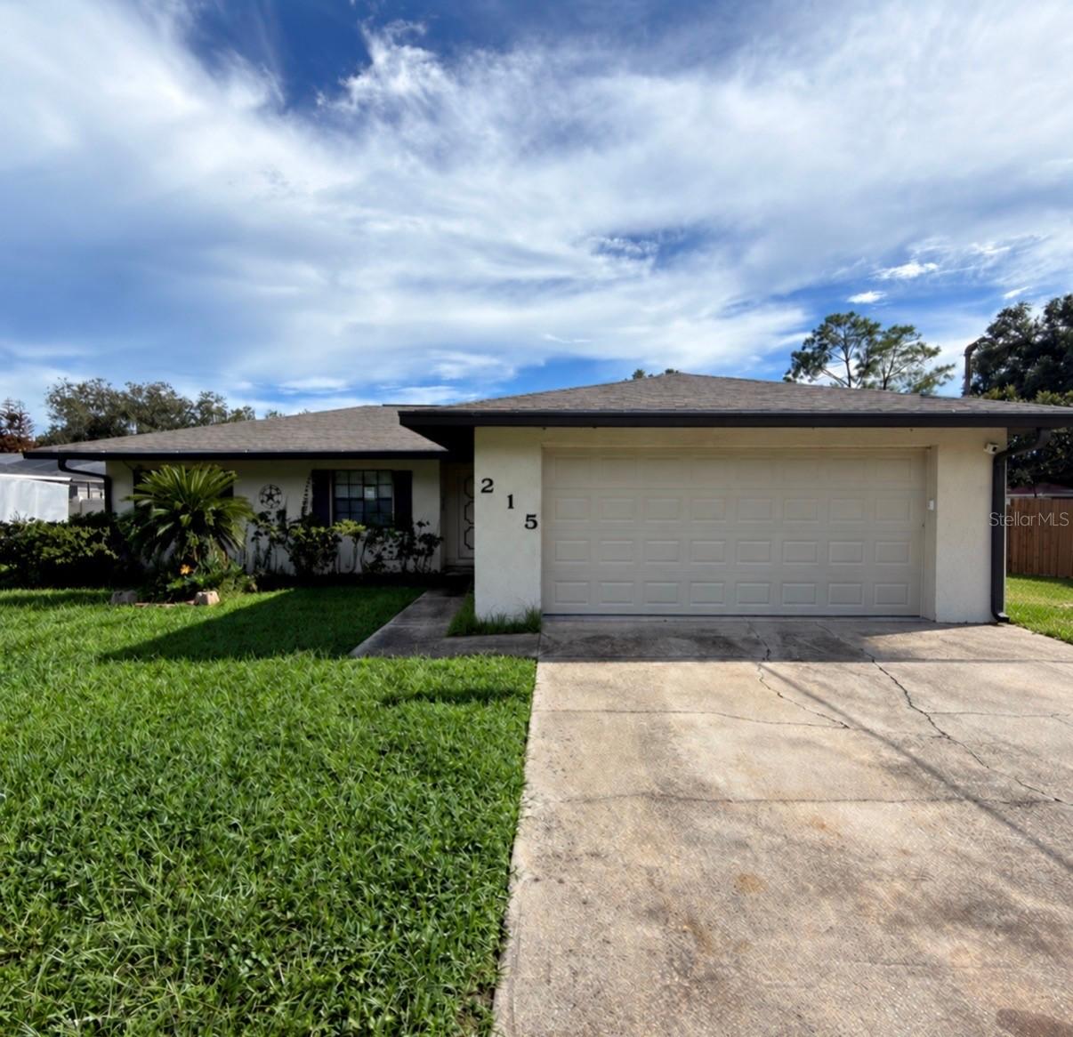 215 Lakeview Dr., Auburndale, FL 33823