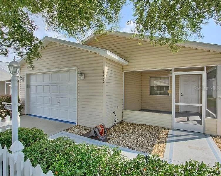 1626 Navidad St., The Villages, FL 32162