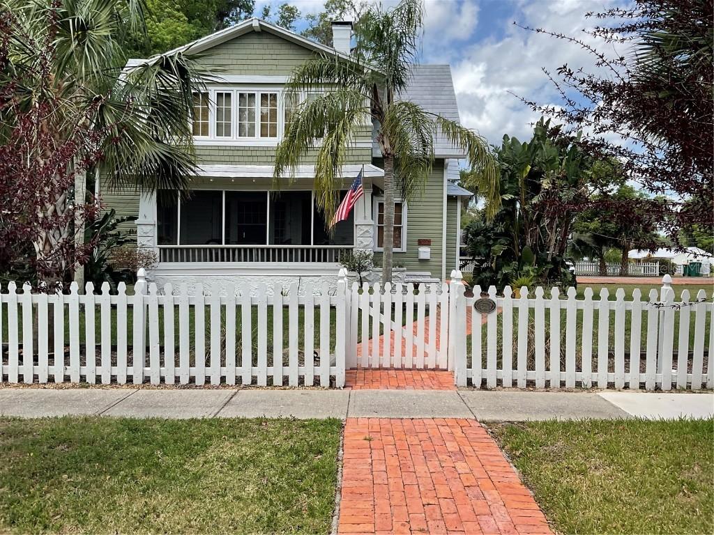 1027 N Mcdonald St., Mount Dora, FL 32757