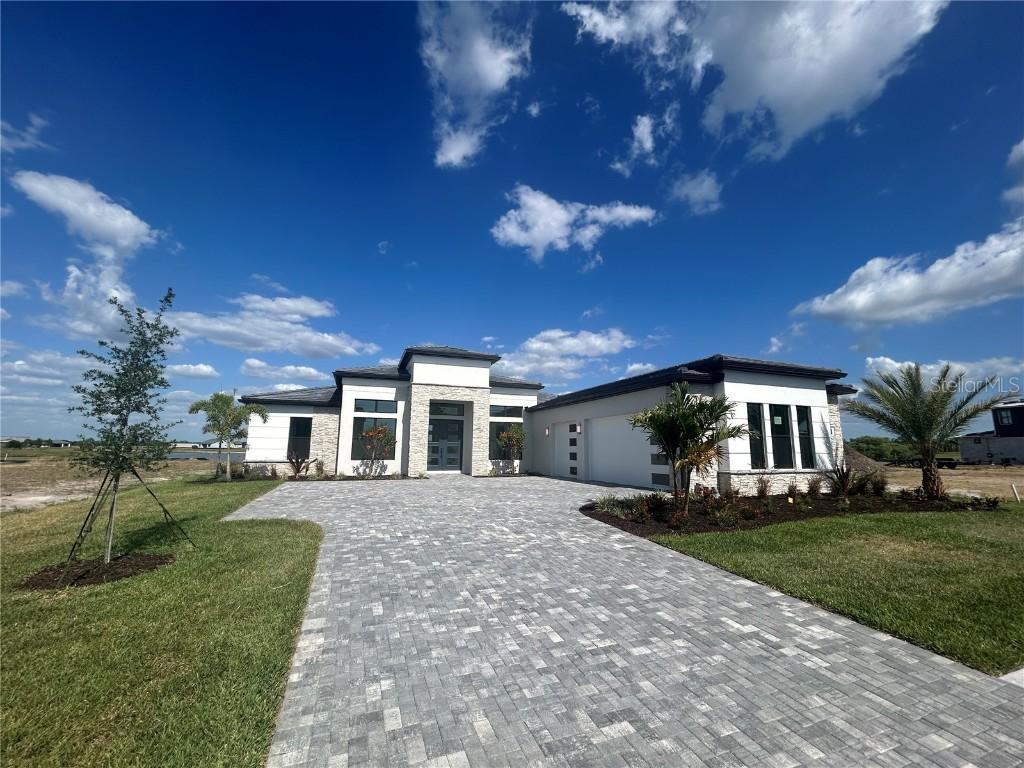 2437 Waterfront Cir., Sarasota, FL 34240