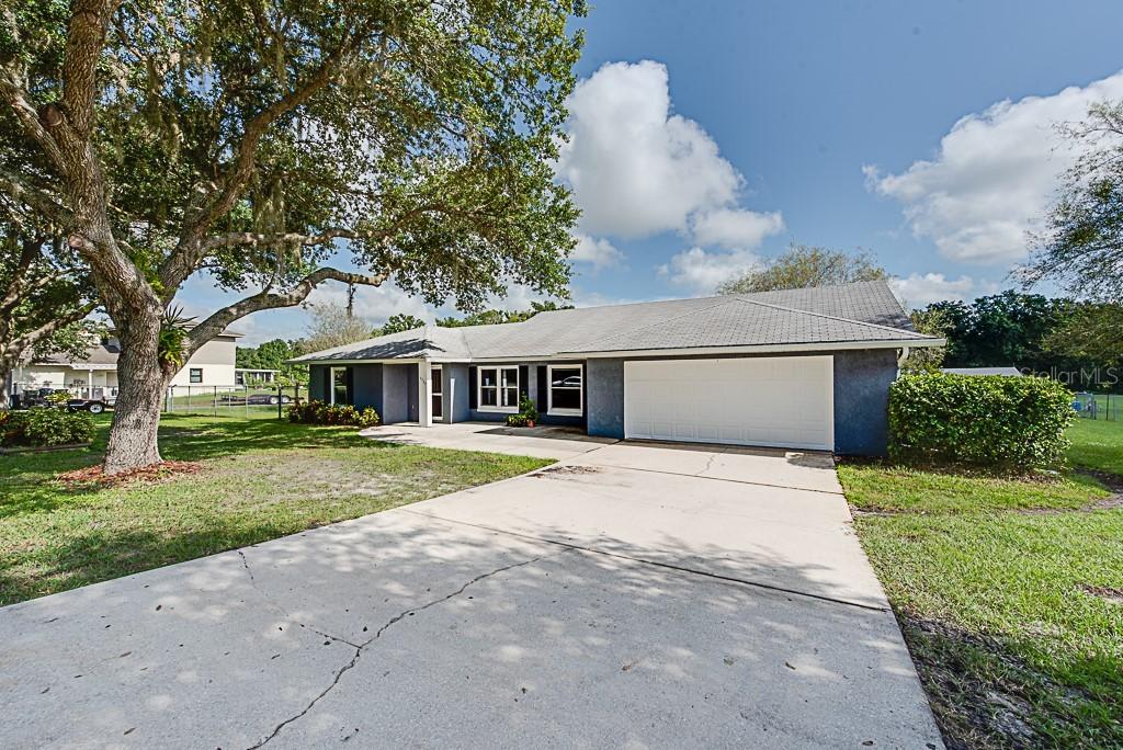 5737 Lazy Creek Dr., Lakeland, FL 33811