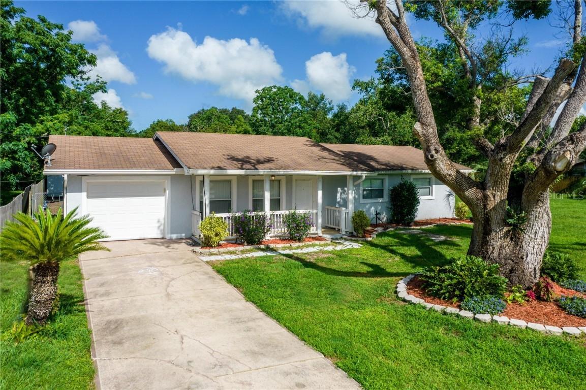 27829 Lois Dr., Tavares, FL 32778