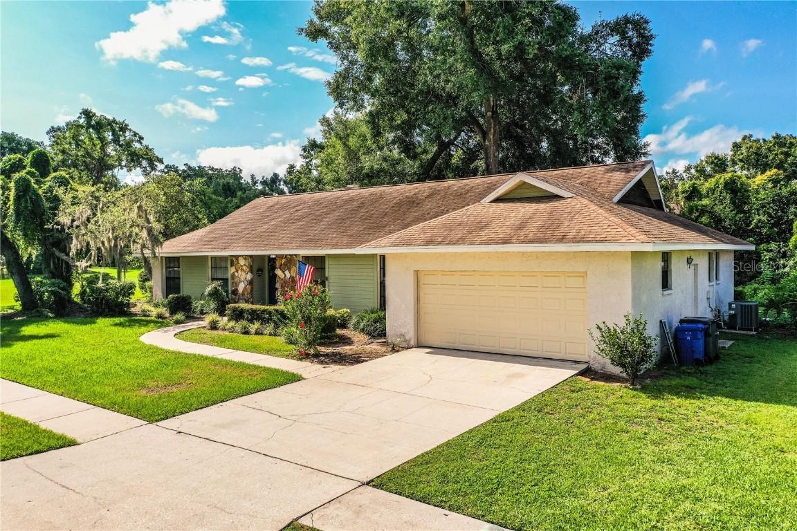 2223 Wildwood Hollow Dr., Valrico, FL 33596