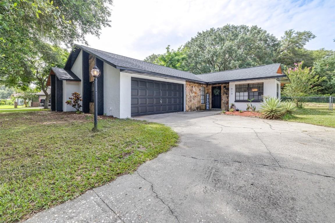 910 Van Dr., Auburndale, FL 33823