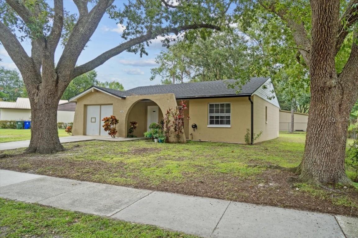 2261 Crystal Grove Ln., Lakeland, FL 33801