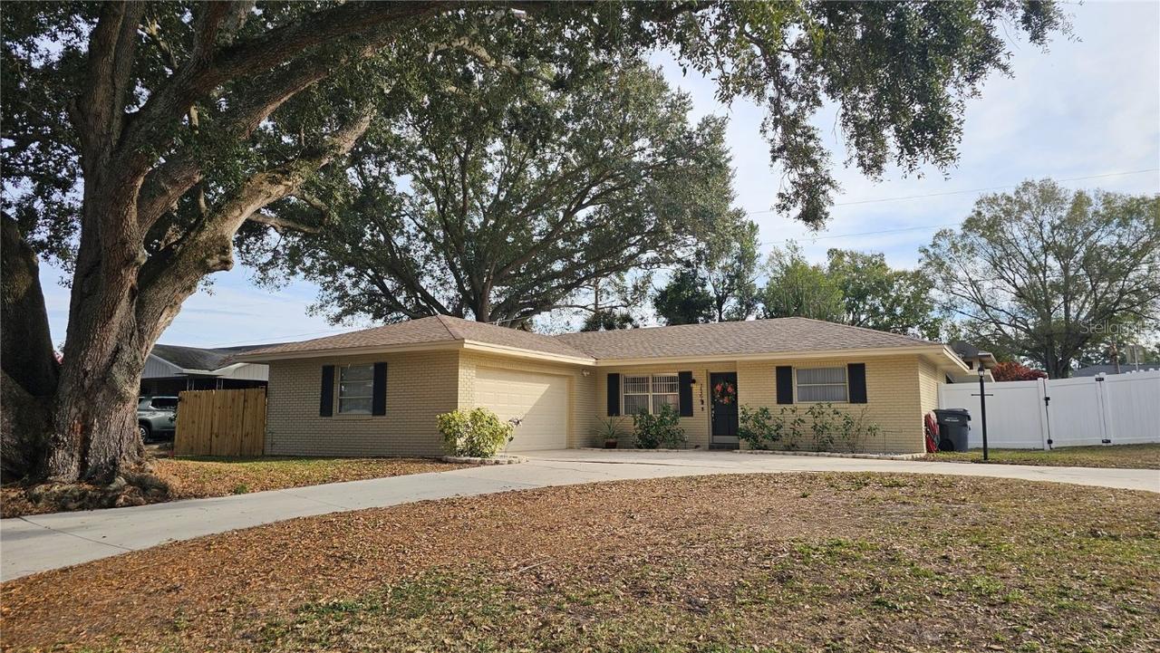 137 Whittier Ln., Winter Haven, FL 33884