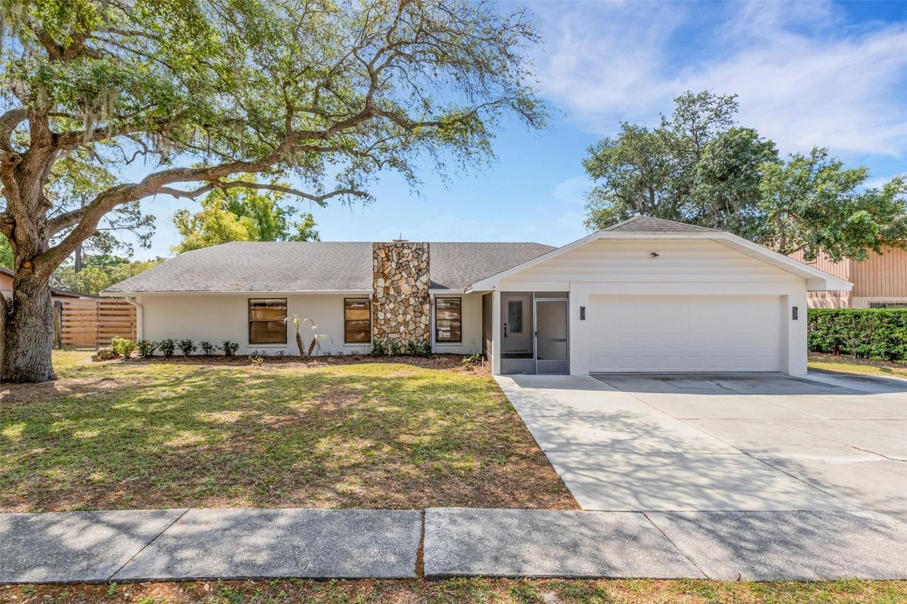 126 Woodside Dr., Lakeland, FL 33813