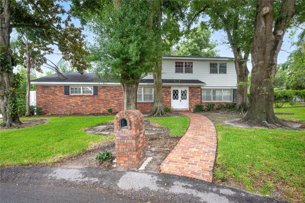 923 Woodmont Ln., Lakeland, FL 33813