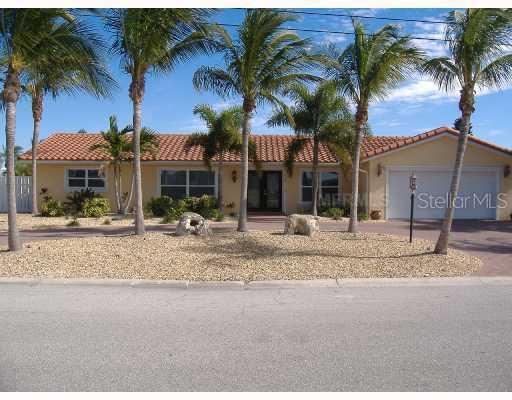 616 Hampshire Ln., Holmes Beach, FL 34217