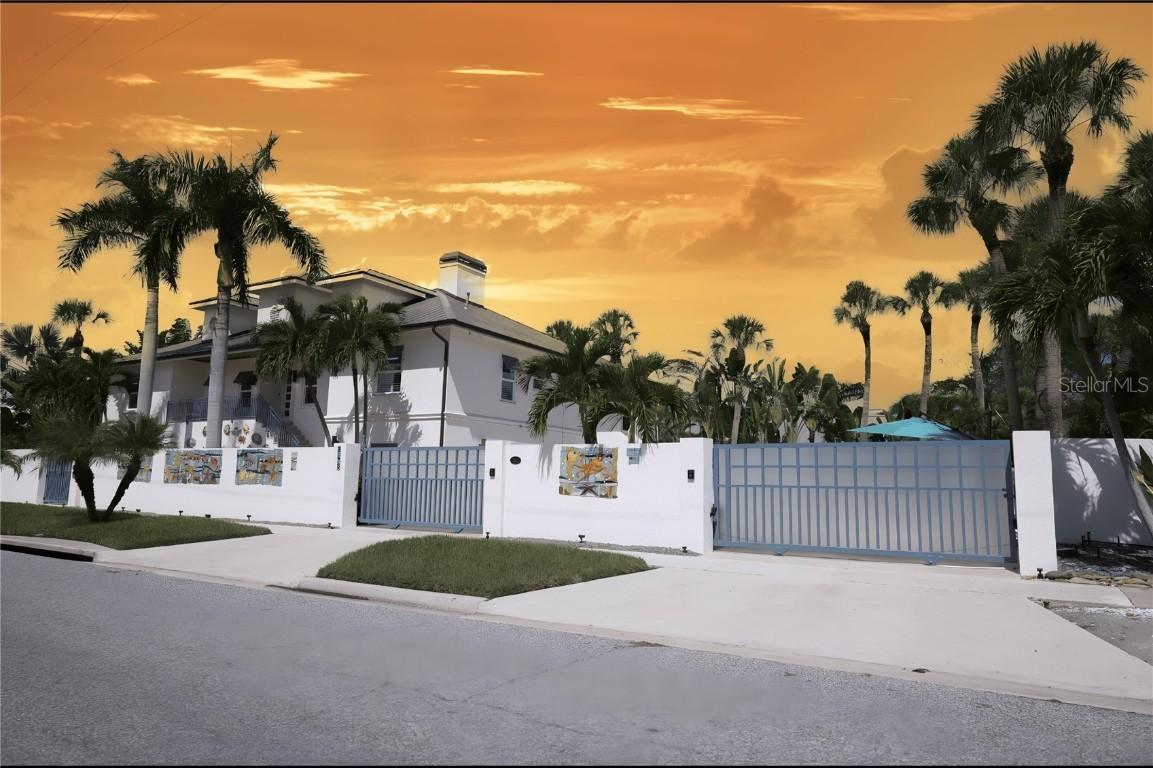 345 Madison Dr., Sarasota, FL 34236