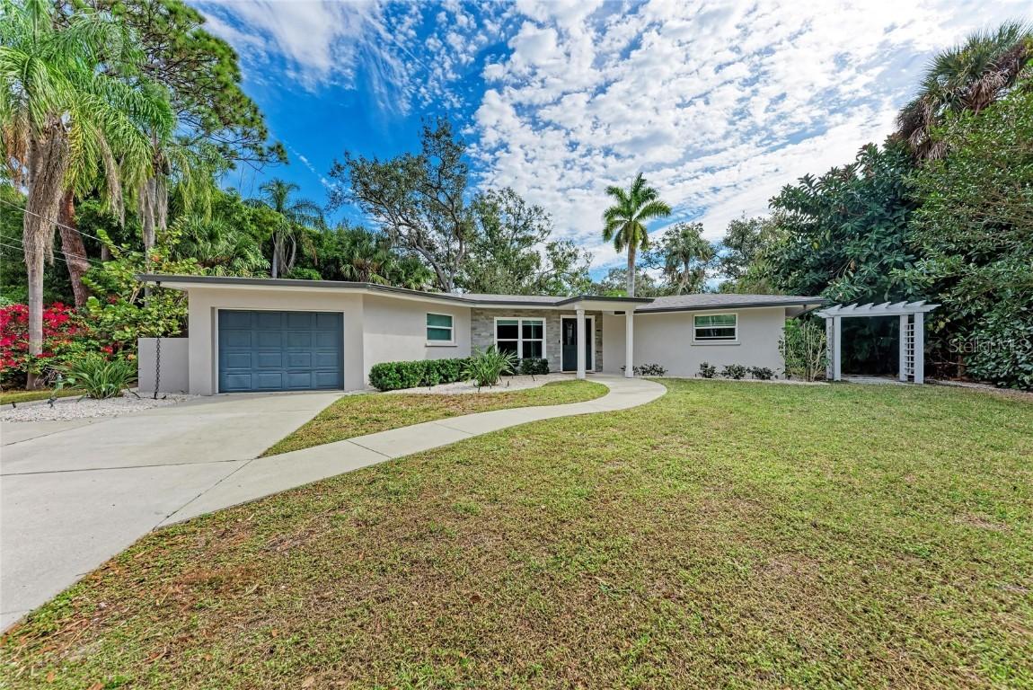 2132 Hyde Park Cir., Sarasota, FL 34239