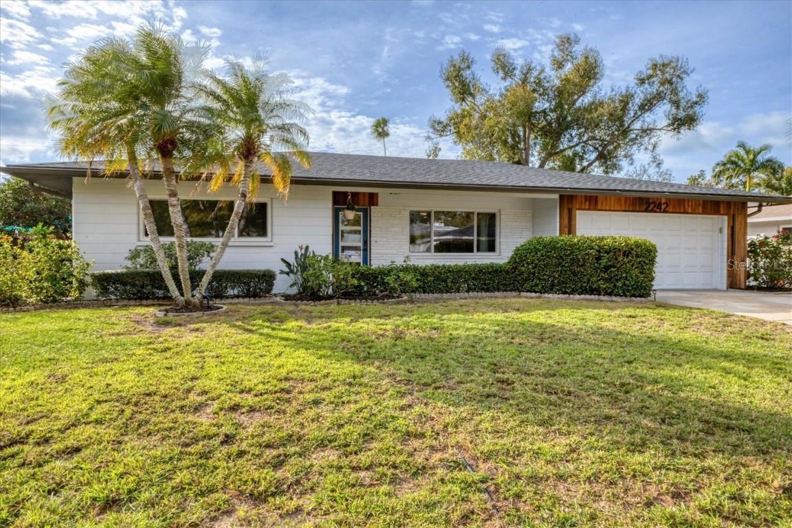 2242 Sunnyside Ln., Sarasota, FL 34239