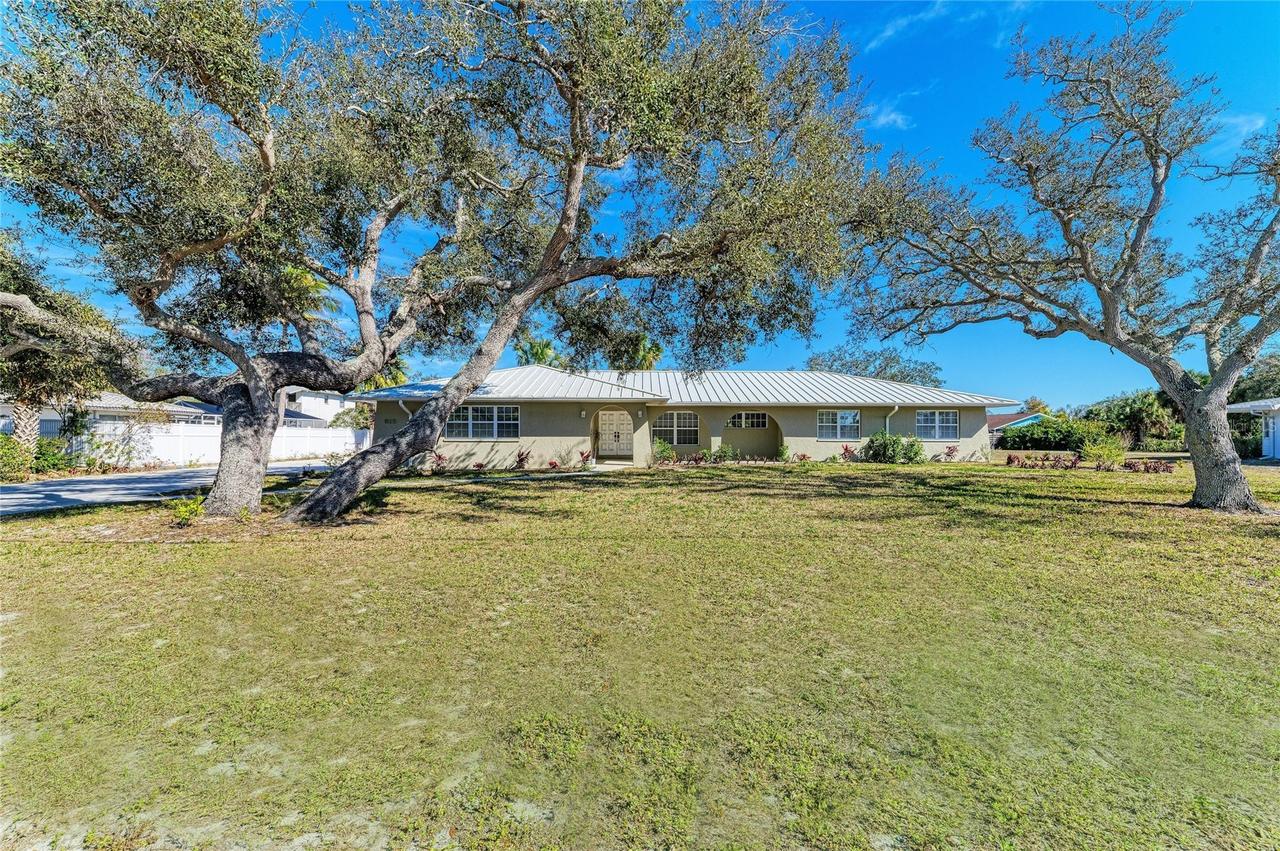 612 Bayshore Rd., Nokomis, FL 34275
