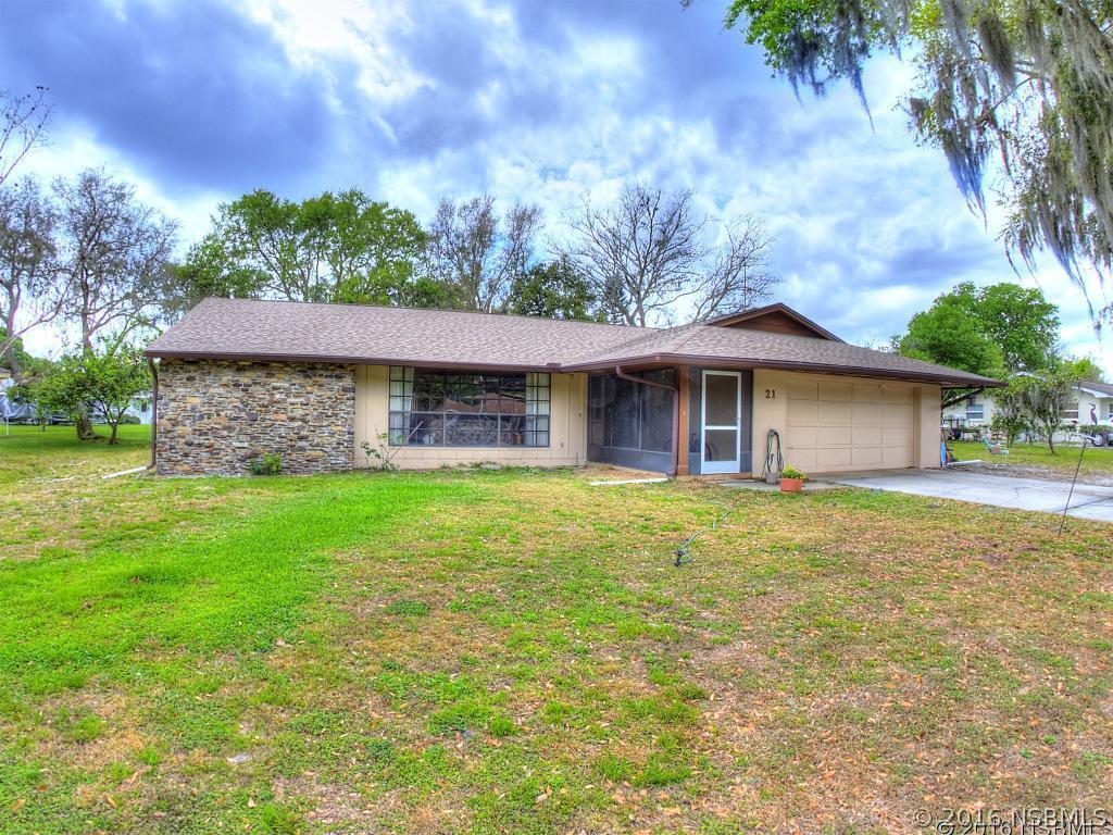 21 E Bay Ave., Yalaha, FL 34797