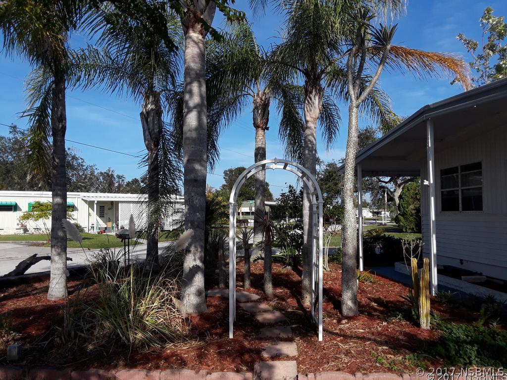 122 Pine St., Edgewater, FL 32141