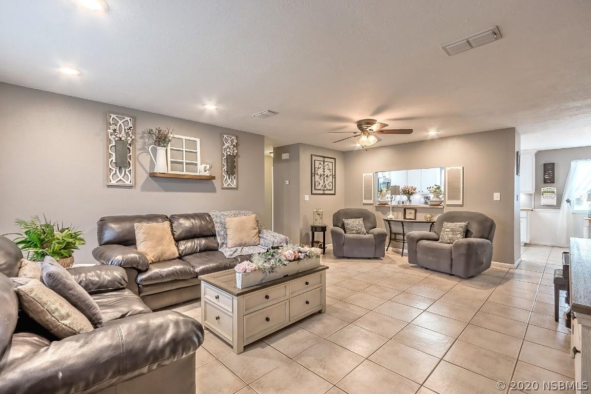 698 Mary St., Edgewater, FL 32132