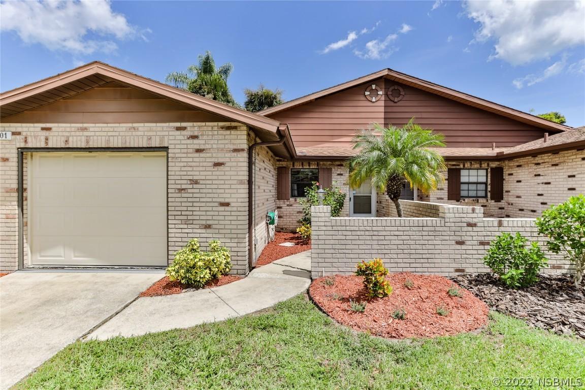 301 Paradise Ln., Edgewater, FL 32132