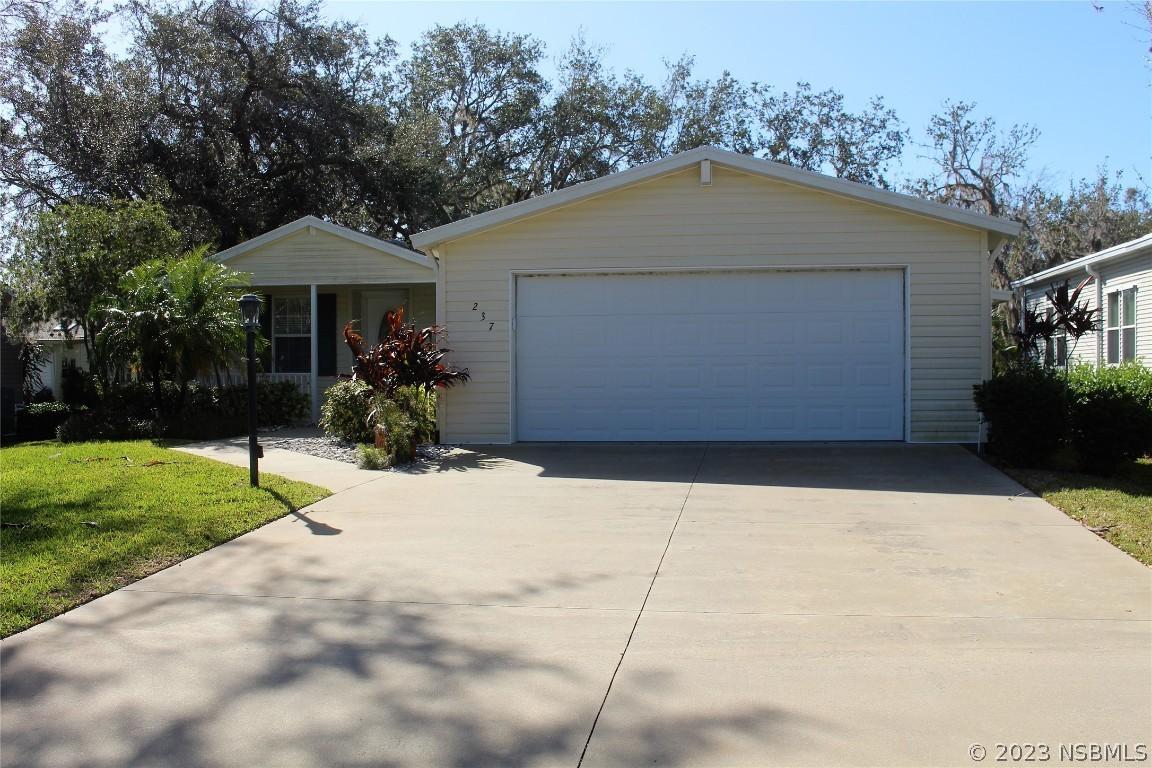 237 Navajo Dr., Oak Hill, FL 32759