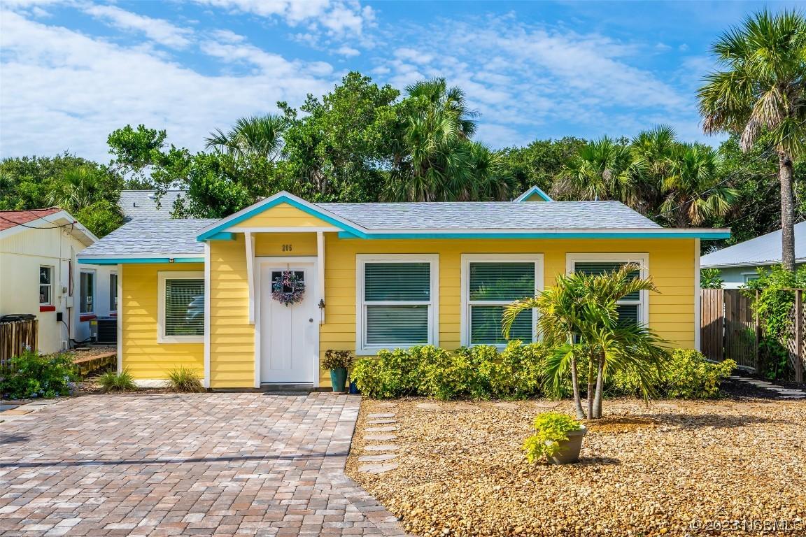 205 Lincoln Ave., New Smyrna Beach, FL 32169