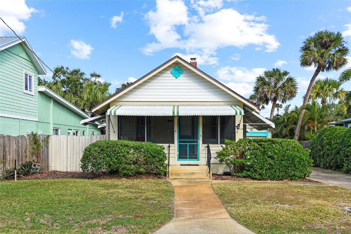 402 Oakwood Ave., New Smyrna Beach, FL 32169