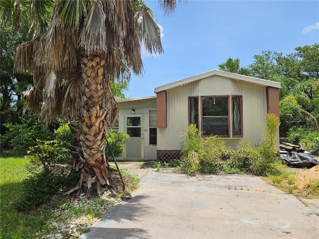 147 Mae St., Oak Hill, FL 32759