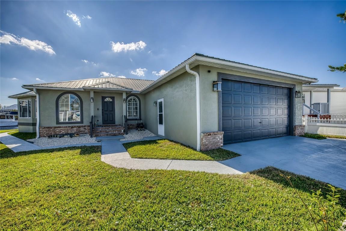 190 Sportsman Dr., Welaka, FL 32193