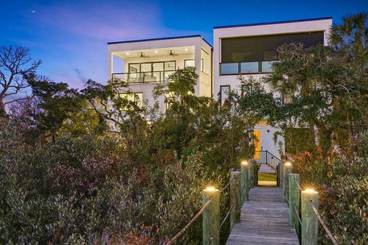 552 S Peninsula Ave., New Smyrna Beach, FL 32169