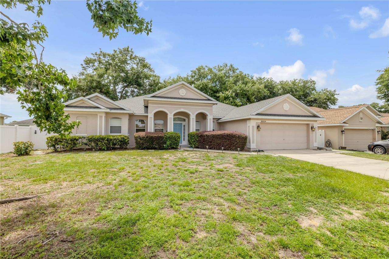 36624 Grand Island Oaks Cir., Grand Island, FL 32735