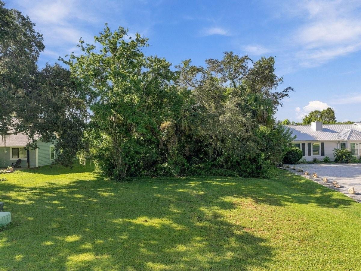 1236 Wayne Ave., New Smyrna Beach, FL 32168