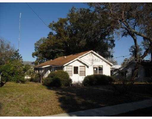 411 N Barrow Ave., Tavares, FL 32778