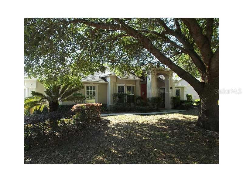 343 Lakecrest Ln., Tavares, FL 32778