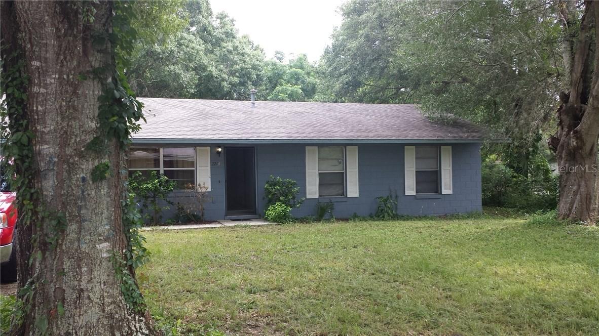 2214 Hollywood Ave., Eustis, FL 32726