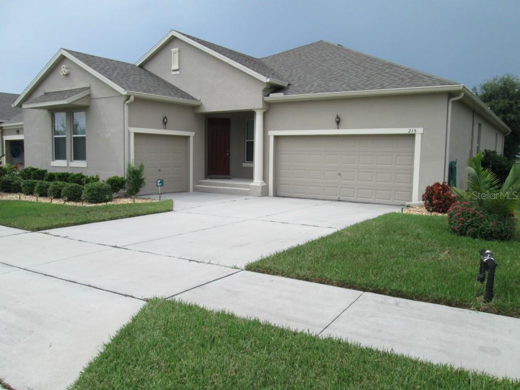 215 Blue Cypress Dr., Groveland, FL 34736