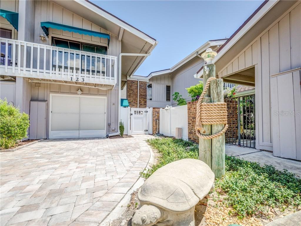 123 Lagoon Ct., New Smyrna Beach, FL 32169