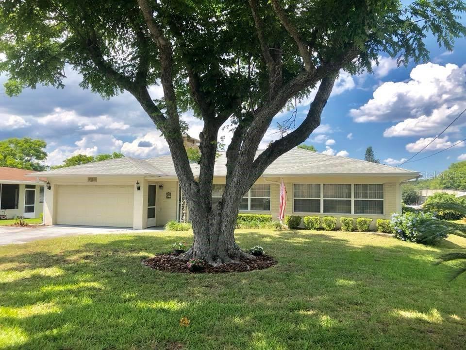 424 First St., Tavares, FL 32778