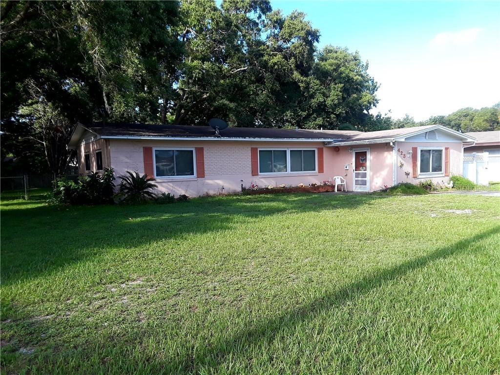 423 First St., Tavares, FL 32778
