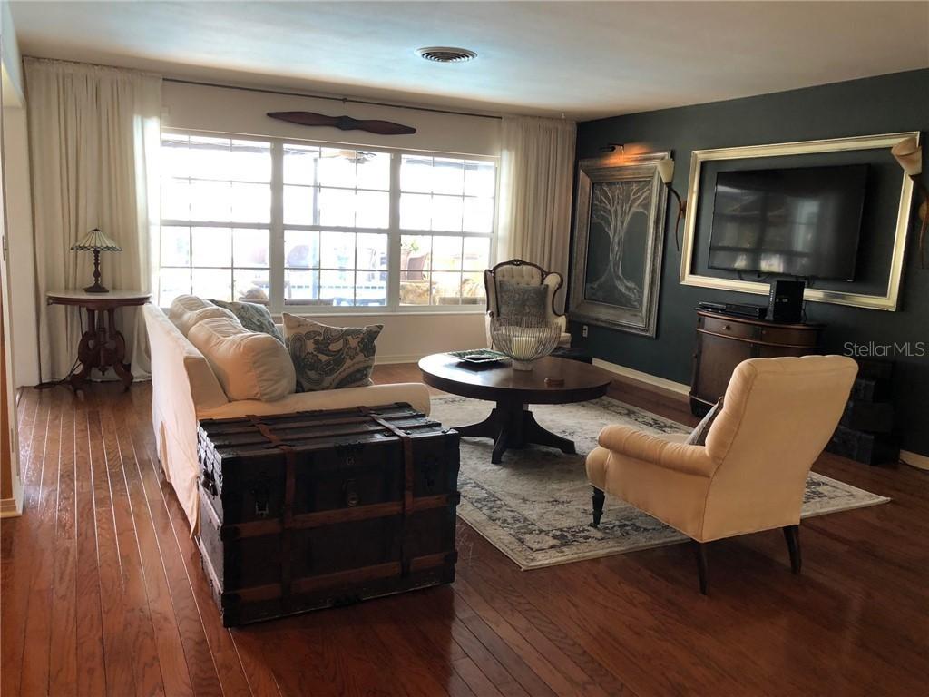 32593 Lakeshore Dr., Tavares, FL 32778