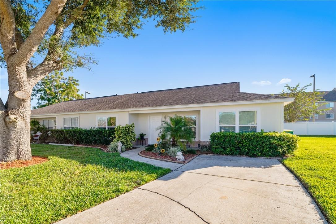 1722 Tropical Ct., Tavares, FL 32778