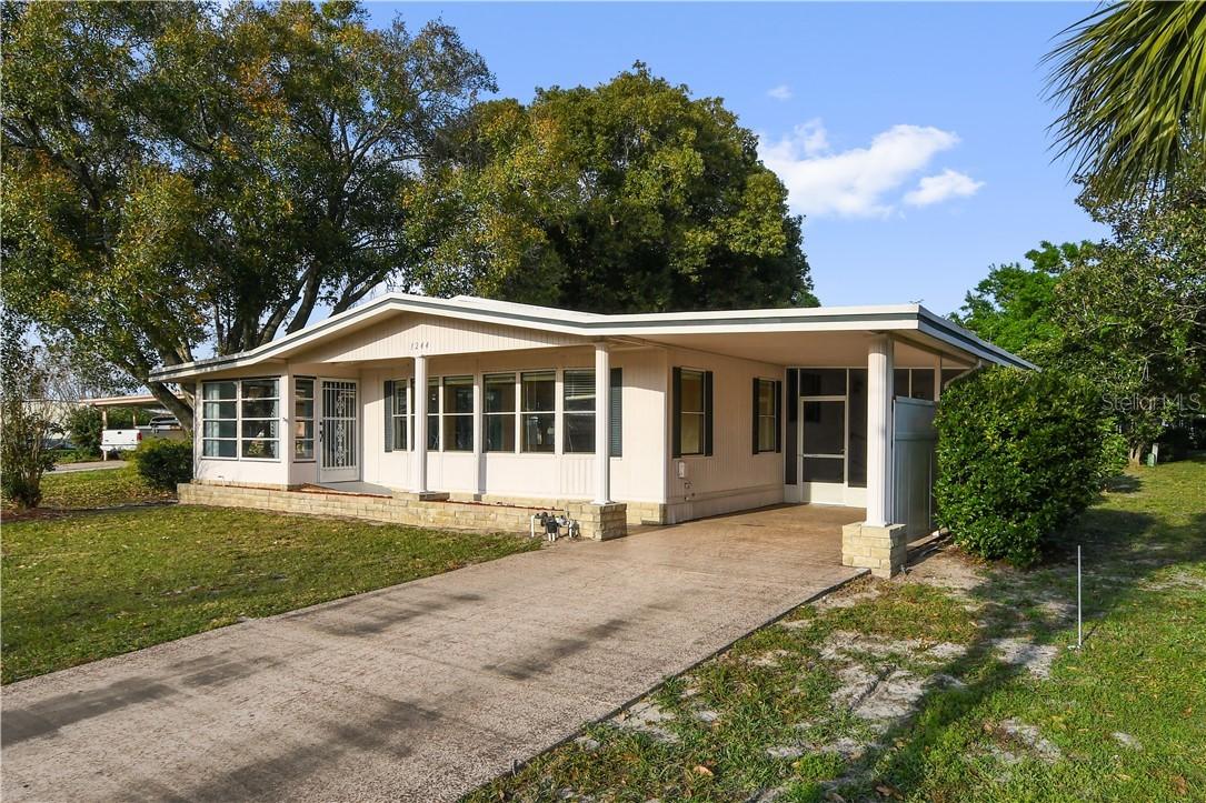 1244 Belmont Cir., Tavares, FL 32778